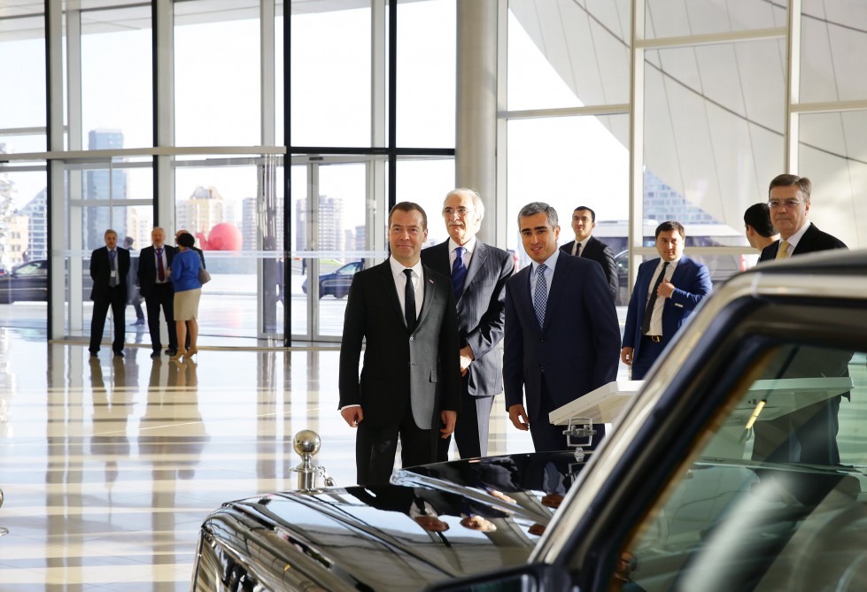 Russischer Premierminister besucht Heydar Aliyev Zentrum